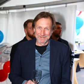 Herec Jan Antonín Duchoslav randí s o skoro třicet let mladší partnerkou.
