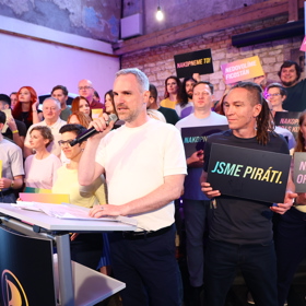 Zdeněk Hřib vedle Ivana Bartoše na zahájení kampaně Pirátů.