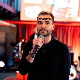 Svého kolegu, však nastřelení vlasů podporovala.