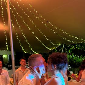 Daniela Zálešáková a Josef Smolík se políbili. 