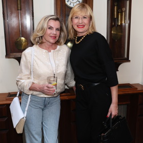 Leona Machálková vyšperkovala svůj outfit bílou koženou kabelkou. 