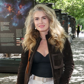 Celému looku dominovala trendy semišová tmavě hnědá bunda.