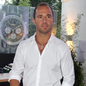 V zámořské NHL se blýskl v dresech Montrealu Canadiens, New Yorku Rangers nebo Vancouveru Canucks.