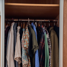 Pohled do šatní skříně s košilemi Jana Ondera.