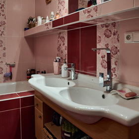 Dvě umývadla si Míša vždycky přála. Vysoký kohout uprostřed používá na mytí vlasů. 