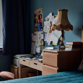 Pohled na pracovní koutek Míši Dolinové, který si zřídila v ložnici.