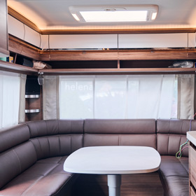 V krásném interiéru karavanu nechybí pohodlné posezení.