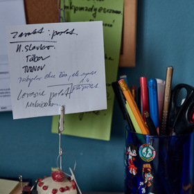 Další pomocník na papírky, aby se jen tak nepovalovaly.