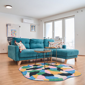 Pohled na obývací pokoj, který slouží i jako taneční sál.