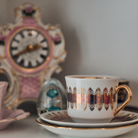 Růžový porcelán byl svého času módní, ale hodiny jen tak někdo neměl.