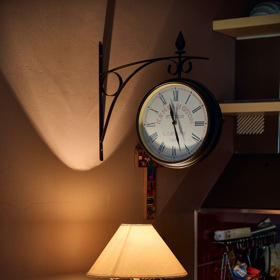 Zajímavé hodiny nad jídelním stolem, připomínající viktoriánskou Anglii