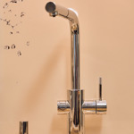 "Kouzelný" kohoutek na vodu, z nějž teče i perlivá voda.