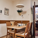 U jídelního koutku Helena Vondráčková vítá své návštěvy. 