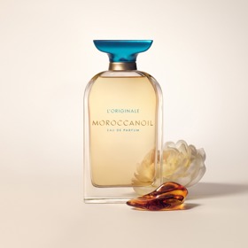Parfém L'Originale od MOROCCANOIL je hřejivá, exotická a smyslná vůně inspirovaná středomořím. Těšit se můžete na akord sladkých květin, sametového dřeva a kořeněného jantaru. Cena parfému je 2250 Kč.