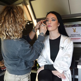 DJka Lyndah Célin Broda během příprav na focení pro Playboy.