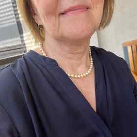 Perlový náhrdelník Lenky Termerové v detailu.