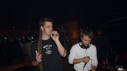FOTO: Hudebník MC Dr. Kary se svými dredy.