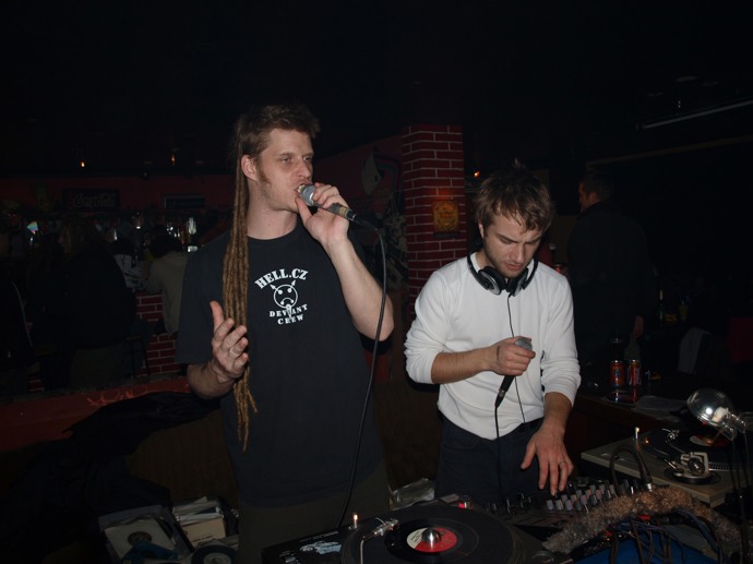 Hudebník MC Dr. Kary se svými dredy.