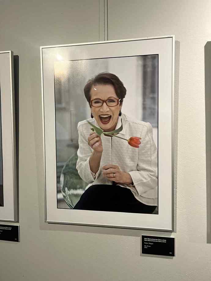 Hanu Maciuchovou zvěčnil Robert Vano s barevným tulipánem. 