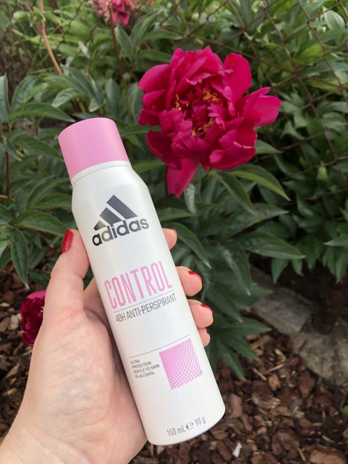 Editorka Klára preferuje antiperspiranty ve spreji a tento si ji získal mimo jiné svou květinovou vůní. Antiperspirant ve spreji, adidas, 79,90 Kč