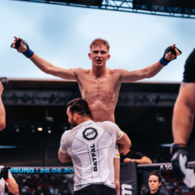 Jakub Batfalský slaví vítězství nad Karolem Ryšavým. 