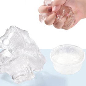 Sliz má totiž tu skvělou vlastnost, že není ani pevný ani tekutý, takže se přizpůsobí každému tvaru, a díky přilnavému povrchu se na něj spolehlivě přichytí každé smítko. (Stylový průhledný sliz, Balando, 179 Kč)