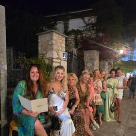 Dámská jízda v Řecku.