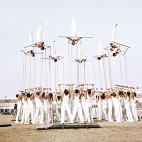 Pro cvičence bylo vyrobeno 900 000 tenisek, 600 000 tílek, stejný počet trenýrek a kalhot a 70 000 sukének. 