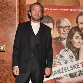 Herec nosí i košile se zajímavě řešený zapínáním.