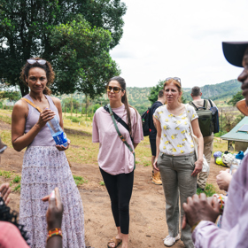 Podle Lejly Abbasové je důležité o všem mluvit nejen s místními ženami, ale také s muži a se stařešinami. 