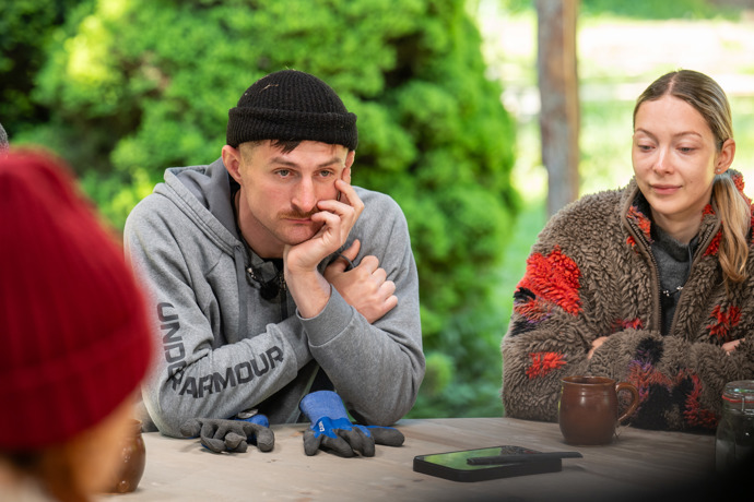 Andrej Kalašnik ve Farmě Česko a vedle něj Veve.