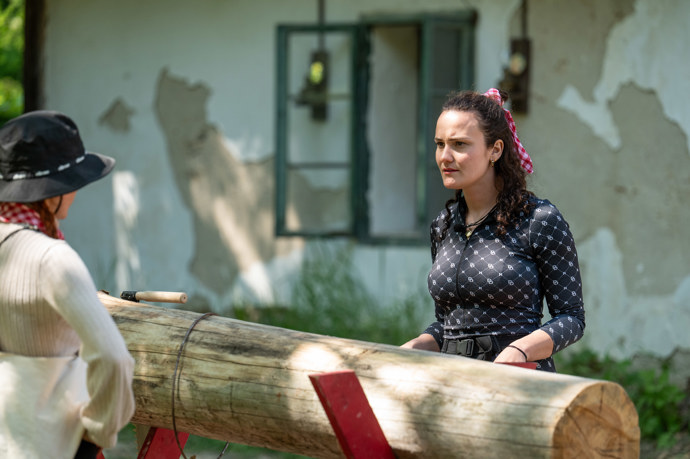 Kateřina se poradila i s velkou kládou.