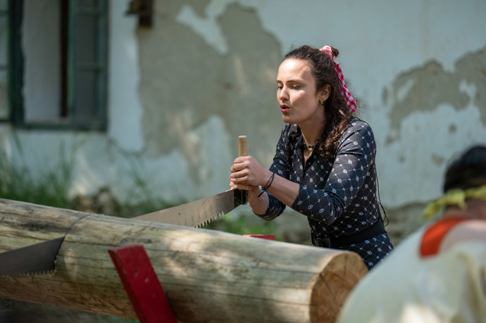 Kateřina se pustila do řežání dřeva.