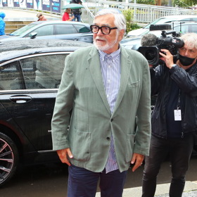 Pro méně formální příležitosti volil Jiří Bartoška barevná saka a vzorované košile.