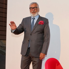 K šedému obleku zvolil Jiří Bartoška výrazný rudý kapesníček v klopě.