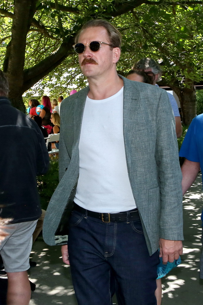 Kromě barevnějších akcentů můžou outfitu dodat styl i doplňky jako kvalitní pásek nebo výrazné brýle.