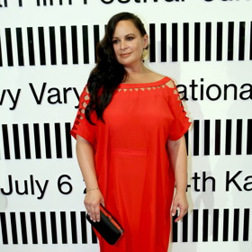 Stejně tak jí na jiném ročníku nesedl ani tento červený model, u kterého byla největší chyba ve výběru doplňků. 