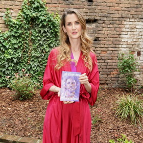 Jana Bernášková byla na křtu své knihy v elegantním a zároveň ležérním modelu nepřehlédnutelná.