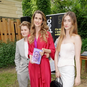 Jana Bernášková na křest dorazila i s dětmi, synem Theodorem a dcerou Justýnou, která výrazný look své maminky jemně doplnila outfitem v něžném odstínu.