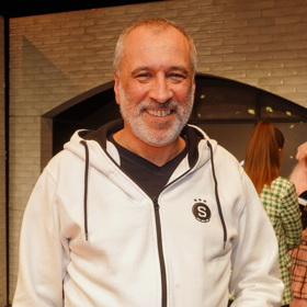 Široký úsměv a prošedivělý vous, syn svého otce nezapře.