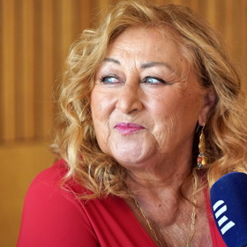 Spisovatelka, moderátorka a scenáristka svůj outfit i zlatými šperky.