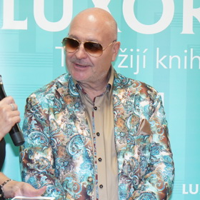 Sako s tyrkysovým potiskem patří také mezi oblíbené kousky Michala Davida. 