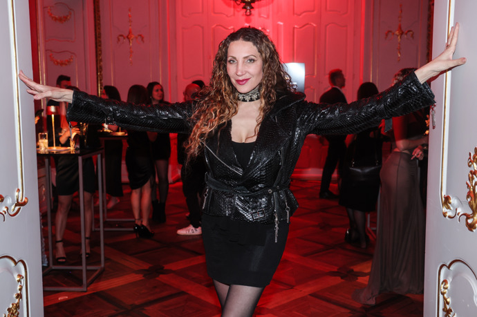 Olga Lounová v elegantním outfitu. 