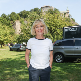 V první řadě je potřeba myslet na proporce postavy. Rozdělení na půl, jako zde na snímku Dany Batulkové, vás zkracuje. 