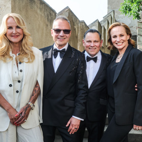 Novomanželé se vyfotili s Monikou Absolonovou a Vendulou Pizingerovou.