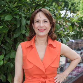 Oranžové šaty herečku a moderátorku bez nadsázky rozzářily.