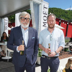 Na párty v průběhu karlovarského festivalu volil modrý oblek s košilí bez kravaty, ale v kapsičce saka opět nechyběl kapesníček.