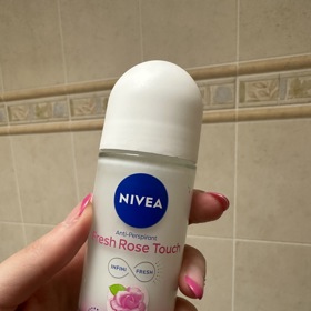 Redaktorka Monika si oblíbila kuličkové antiperspiranty a tenhle od Nivey kromě snížení pocení nabízí i krásnou vůni, kterou můžete sladit s dalšími produkty ze stejné řady. Kuličkový antiperspirant, Nivea, 65,90 Kč