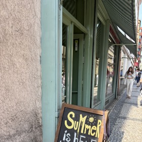 Second handu sídlí v Žitné ulici v Praze a zabývá se i upcyklováním.