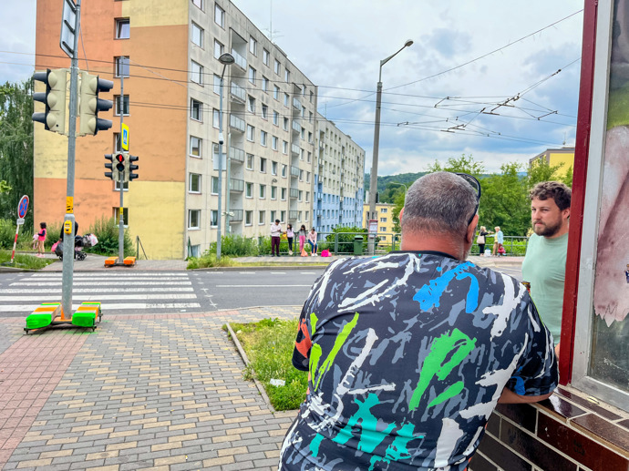 Redaktor eXtra.cz se baví s místními.
